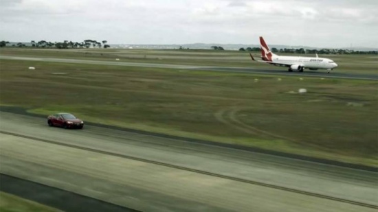 فيديو| سباق مجنون بين طائرة بوينغ وسيارة!