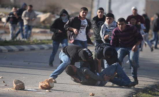 إصابة 4 فلسطينيين عقب إلقاء مستوطنين حجارة على مركبتهم جنوب نابلس إصابة 4 فلسطينيين عقب إلقاء مستوطنين حجارة على مركبتهم جنوب نابلس