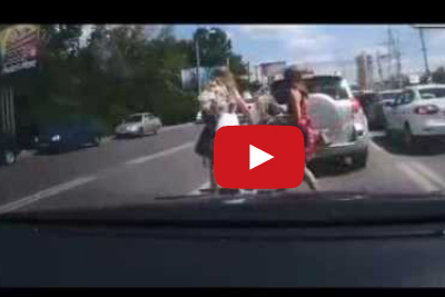 ثلاث فتيات يتسببن فى 3 حوادث سير بسبب جمالهن