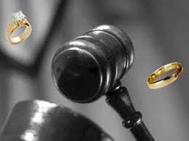 الطلاق لمرشحة رفضت الانسحاب لآخر من عائلة زوجها