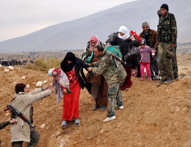 القوات النظامية تجلي خمسة الاف مدني من عدرا شمال دمشق