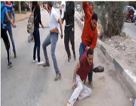 مصر: المدعي العام يتهم حراس مقر جماعة الإخوان بالاعتداء على صحافيين مصر: المدعي العام يتهم حراس مقر جماعة الإخوان بالاعتداء على صحافيين