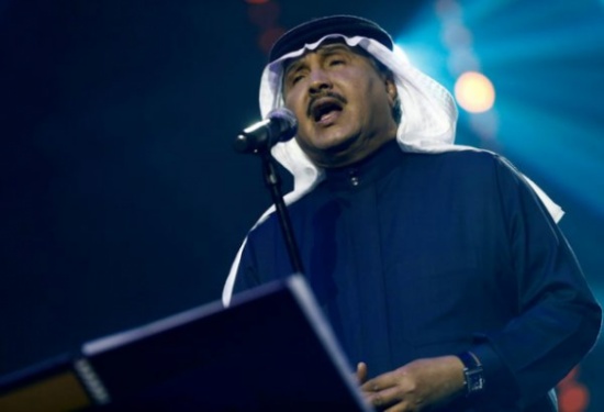 أجبروه على الصمت.. بالفيديو: محمد عبده يتوقف عن الغناء فجأة أثناء حفلة الرياض!