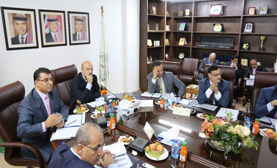 الرزاز : الحكومة بصدد وضع خطة للنهوض بالقطاع الزراعي الرزاز : الحكومة بصدد وضع خطة للنهوض بالقطاع الزراعي