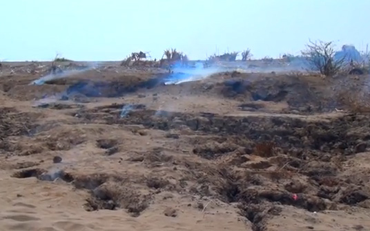 خروج نيران ودخان من تحت الأرض