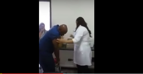 بالفيديو.. رد فعل مضحك لرجل بـ«عضلات» يخاف من حقنة بالفيديو.. رد فعل مضحك لرجل بـ«عضلات» يخاف من حقنة