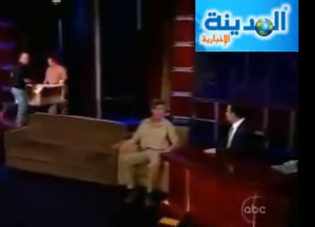 حية تلدغ مذيعا في برنامج تلفزيوني 