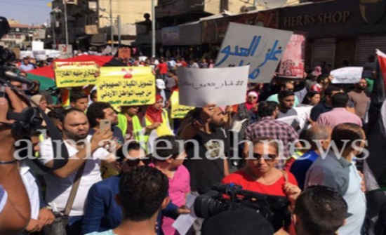 أردنيون يهتفون أمام المسجد الحسيني ضد اتفاقية الغاز