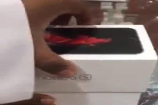 فيديو: صاحب محل جوالات يتفاجأ بعدس داخل علبة الآيفون الذي اشتراه.. ولا أثر للجوال فيديو: صاحب محل جوالات يتفاجأ بعدس داخل علبة الآيفون الذي اشتراه.. ولا أثر للجوال