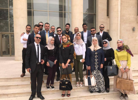 وفد من طلبة كلية القانون في جامعة اربد الأهلية يزور محكمة الجنايات الكبرى