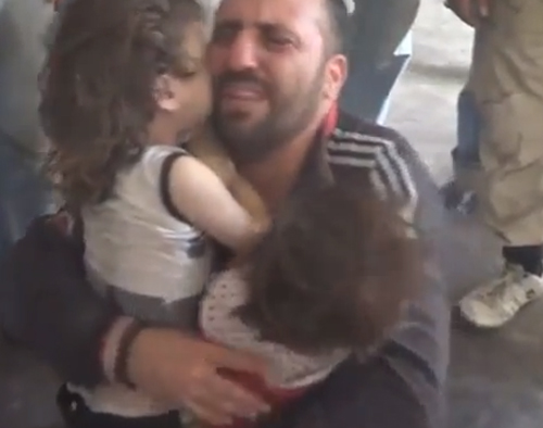 أب يعثر على بناته بين ضحايا الكيماوي في الغوطة ( فيديو ) أب يعثر على بناته بين ضحايا الكيماوي في الغوطة ( فيديو )