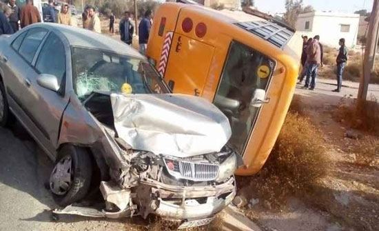 إصابة 3 اطفال في حادث تصادم بين حافلتين