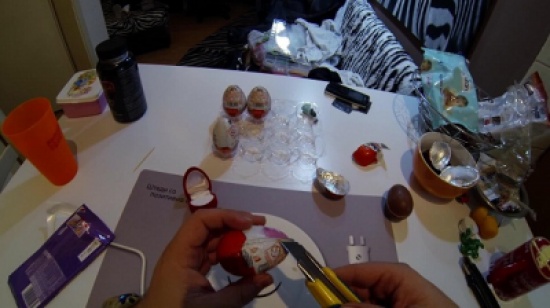 شاب يستعرض طريقة رائعة لتقديم خاتم الزواج