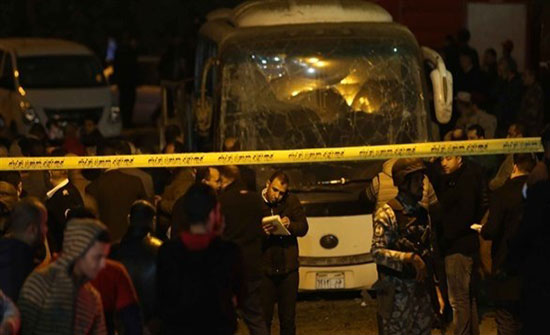 مصر: رئيس الوزراء يزور مصابي الحادث الإرهابي بالمستشفى مصر: رئيس الوزراء يزور مصابي الحادث الإرهابي بالمستشفى