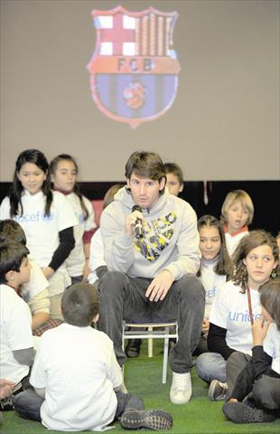 ميسي يرد على اسئلة الأطفال في برشلونة