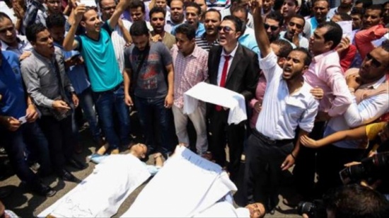 "أكفان بيضاء" و"طلبات للهجرة" في وقفة احتجاجية لحملة ماجستير ودكتوراه وسط القاهرة