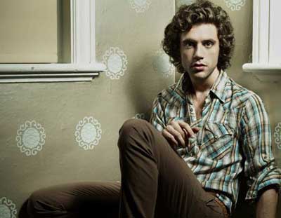 ميكا يلتقي بشبيهه في باريس