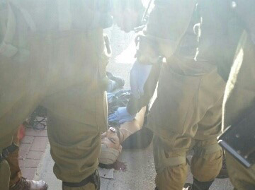 بالصور : استشهاد فلسطيني برصاص مستوطن في الخليل