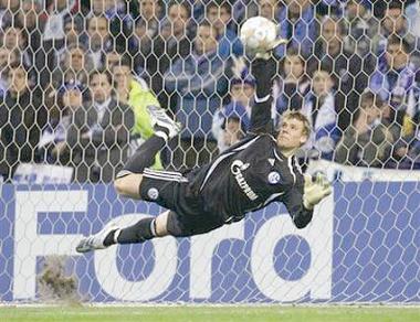 شالكه متمسك بحارسه "نوير" ومستعد لدفع المزيد 