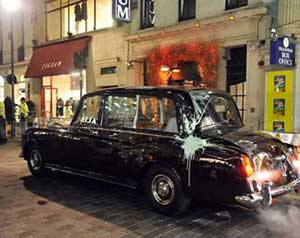 مهاجمة سيارة الأمير تشارلز    