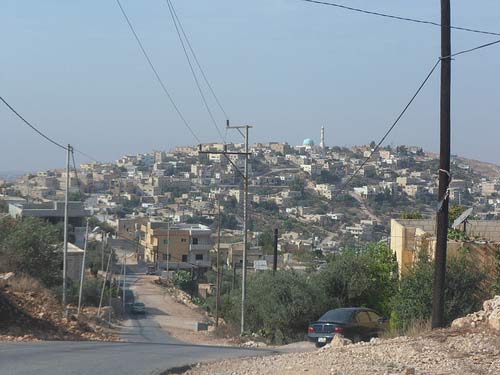 مطالب بتوسعة طريق تبنة ومعالجة خطورة المنعطفات