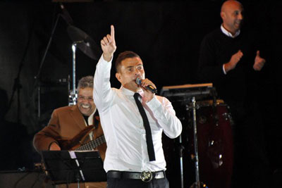 عمرو دياب يطمئن على جمهوره