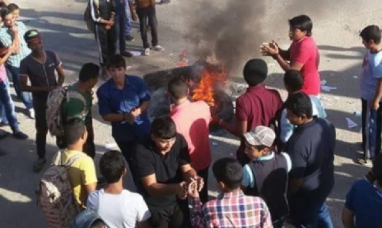 رفضا للمناهج طلاب مدرسة الفوسفات يحرقون كتبهم