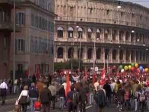 عشرات الالاف يتظاهرون في ايطاليا بدعوة من الحزب الديموقراطي المعارض