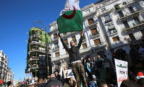 بالأسماء.. قائمة الممنوعين من مغادرة الجزائر بالأسماء.. قائمة الممنوعين من مغادرة الجزائر