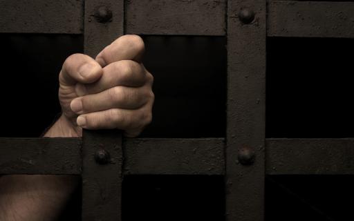 الزرقاء : 10 سنوات مع الاشغال الشاقة لقاتل شقيقه في الحرة الزرقاء : 10 سنوات مع الاشغال الشاقة لقاتل شقيقه في الحرة