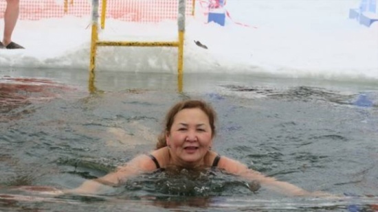 صور| يقومون بالغطس عراة في الجليد وأكثر والسبب!!