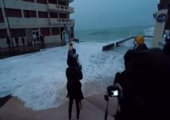 فيديو:موجة عملاقة تغرق مذيعة وتسقطها أرضًا على الهواء مباشرة