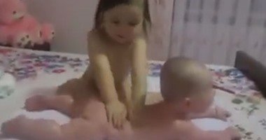شاهد.. رضيعة تدلك شقيقها وكأنها تحترف "المساج"