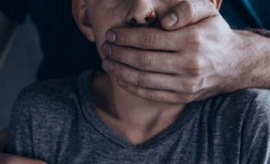 مصر..الأهالي يحاصرون منزل رجل عجوز بعدما اعتدى على طفلة مصر..الأهالي يحاصرون منزل رجل عجوز بعدما اعتدى على طفلة