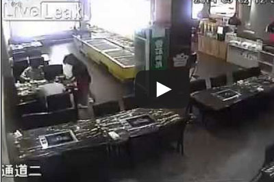 طاولة الشواء تحرق زبائن في مطعم صيني