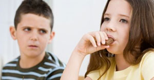  كيفية تربية الطفل الغيور!!