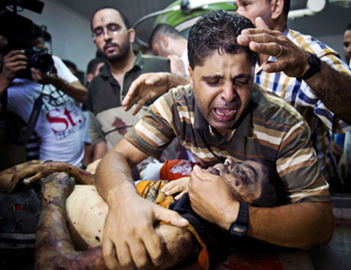 انتشال جثمان الطفل الثاني من ابناء محمد الضيف من تحت الركام