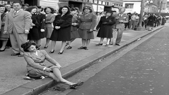 75 عاما على إنتاج جوارب النايلون النسائية 75 عاما على إنتاج جوارب النايلون النسائية