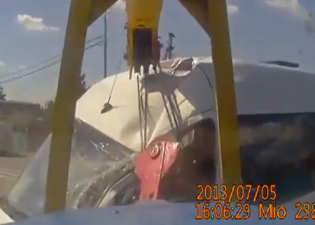 رافعه كادت ان تهشم رأس قائد مركبة