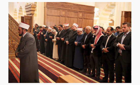 ولي العهد يشارك جموع المصلين أداء صلاة الجمعة في مسجد الملك الحسين ولي العهد يشارك جموع المصلين أداء صلاة الجمعة في مسجد الملك الحسين