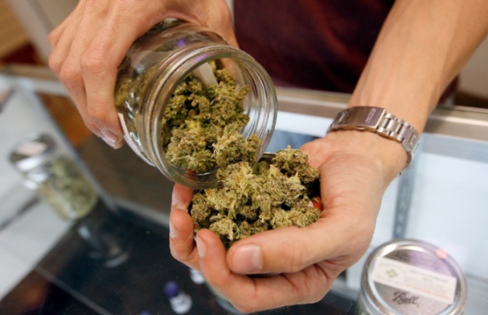 هذه أول دولة تبيع الحشيش بالصيدليات.. وهذه شروط الشراء!