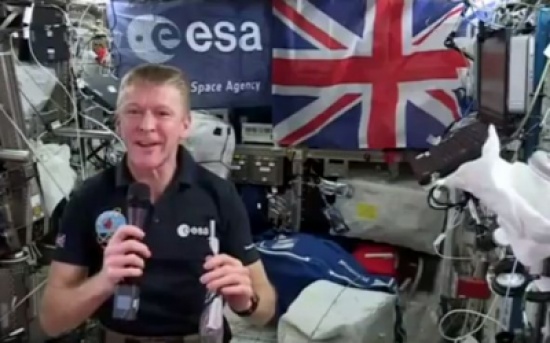 شاهد: كيف تشرب المياه في الفضاء الخارجي؟