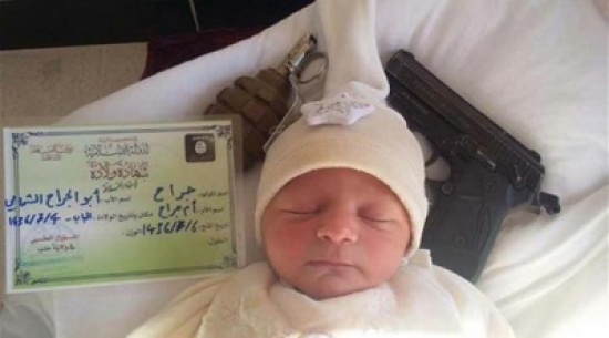 بالصور: داعش يحتفي بمولوده "جراح" بشهادة ميلاد وقنبلة بالصور: داعش يحتفي بمولوده "جراح" بشهادة ميلاد وقنبلة