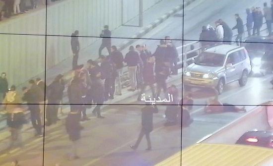 بالصور : محتجون يجلسون وسط الشارع ويشتبكون مع رجال الأمن بالصور : محتجون يجلسون وسط الشارع ويشتبكون مع رجال الأمن