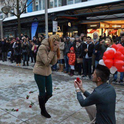 بالفيديو .. طلب منها الزواج في مكان عام فذهبت وتركته في غاية الاحراج‬