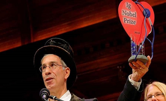 10 فائزين بجائزة "نوبل للحماقة".. أبحاث سخيفة عديمة النفع