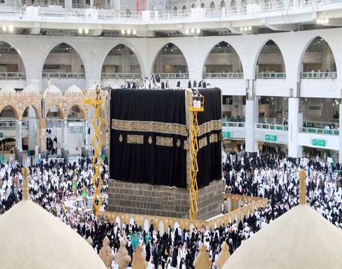 شاهد.. كيف ترتدي الكعبة كسوتها الجديدة؟