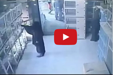 شاهد.. امرأة تسرق "قطة" وتخفيها تحت عباءتها