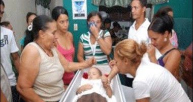طفل يستيقظ من الموت ليشرب الماء ثم يموت مرة أخرى طفل يستيقظ من الموت ليشرب الماء ثم يموت مرة أخرى