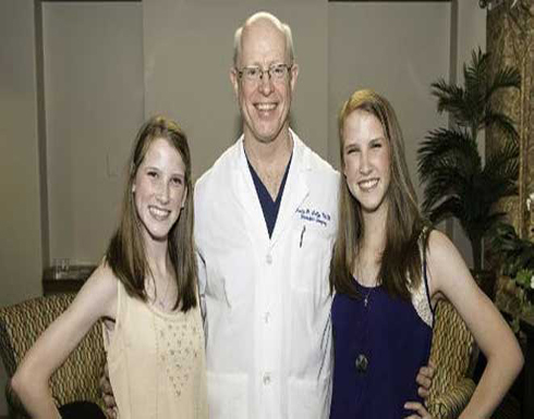 توأم تحتفلان بذكرى فصلهما